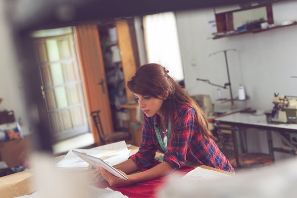 Quelles compétences en design UX sont cruciales pour un développeur web souhaitant spécialiser ?